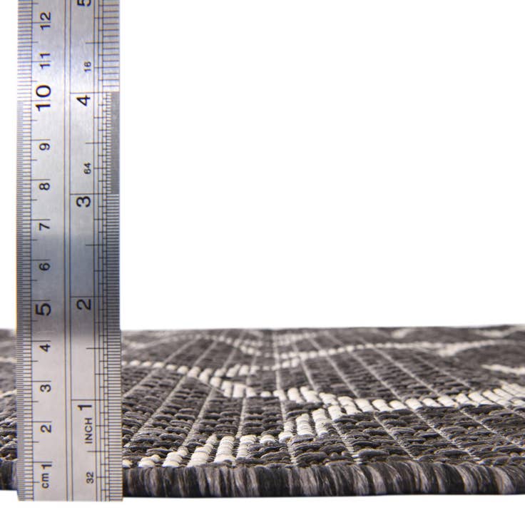 Detail image of 6' x 6' Easy-Clean Lattice Indoor / Outdoor Round Rug