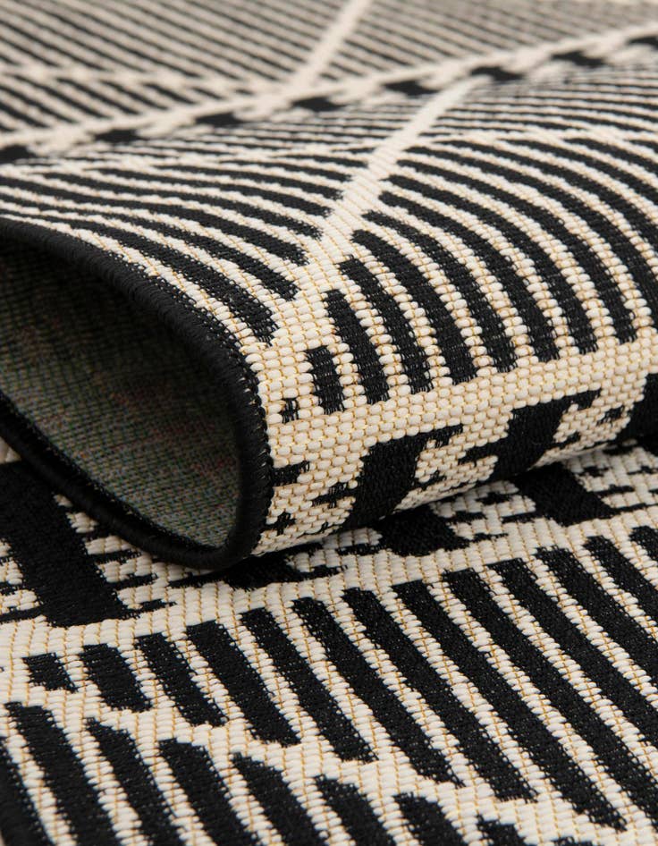 Detail image of 6' x 6' Easy-Clean Lattice Indoor / Outdoor Round Rug