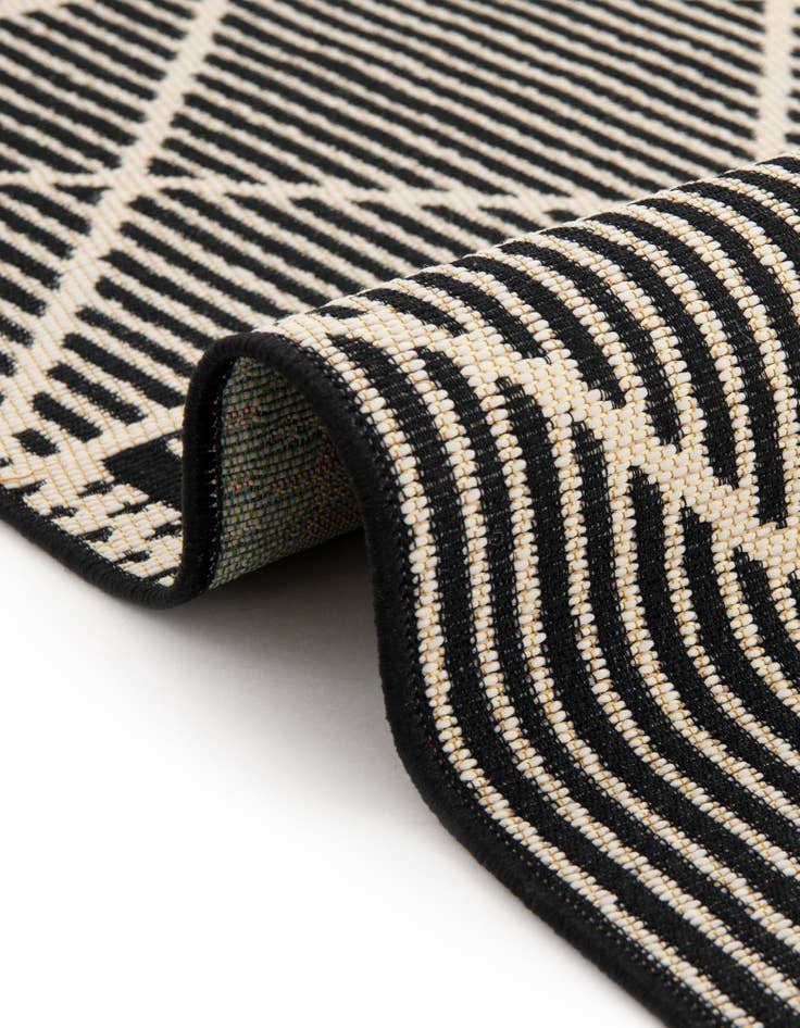 Detail image of 10' x 10'  Washable Trellis Indoor / Outdoor Round Rug