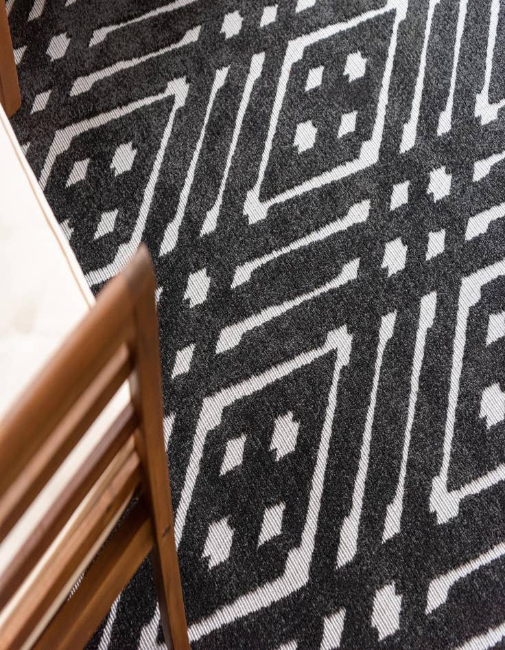 Detail image of 8' x 8' Easy-Clean Sabrina Soto Aston Indoor / Outdoor Round Rug