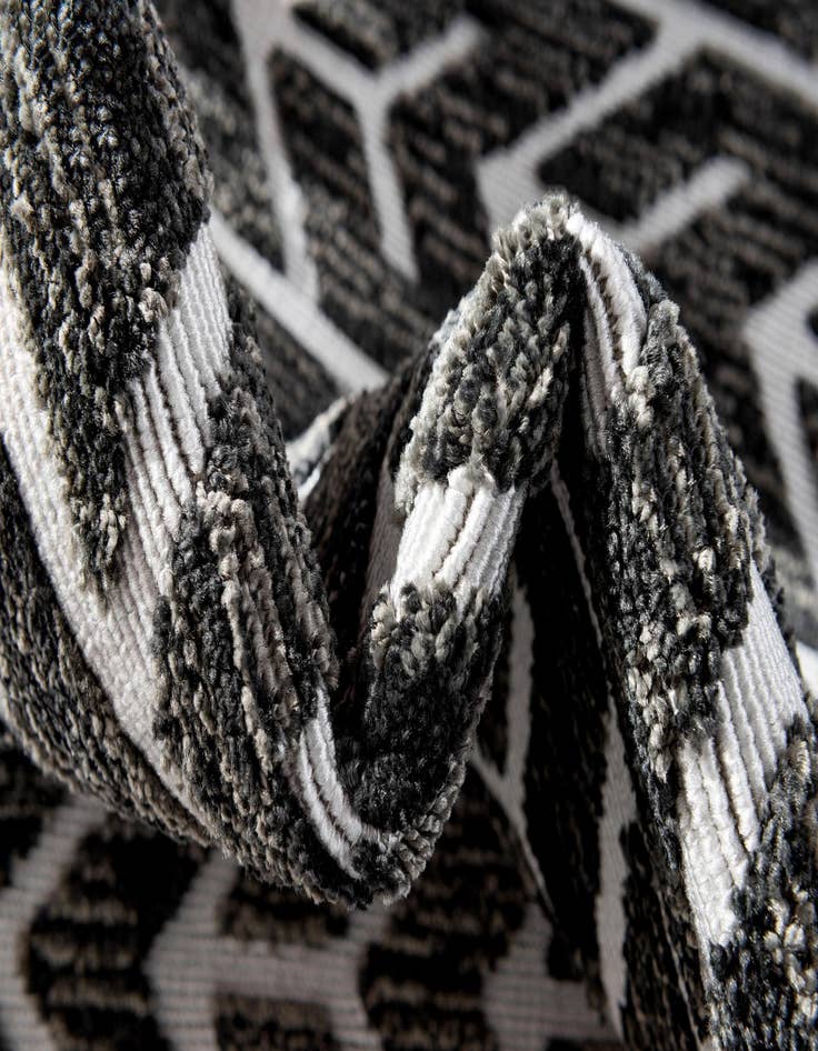 Detail image of 8' x 8' Easy-Clean Sabrina Soto Aston Indoor / Outdoor Round Rug