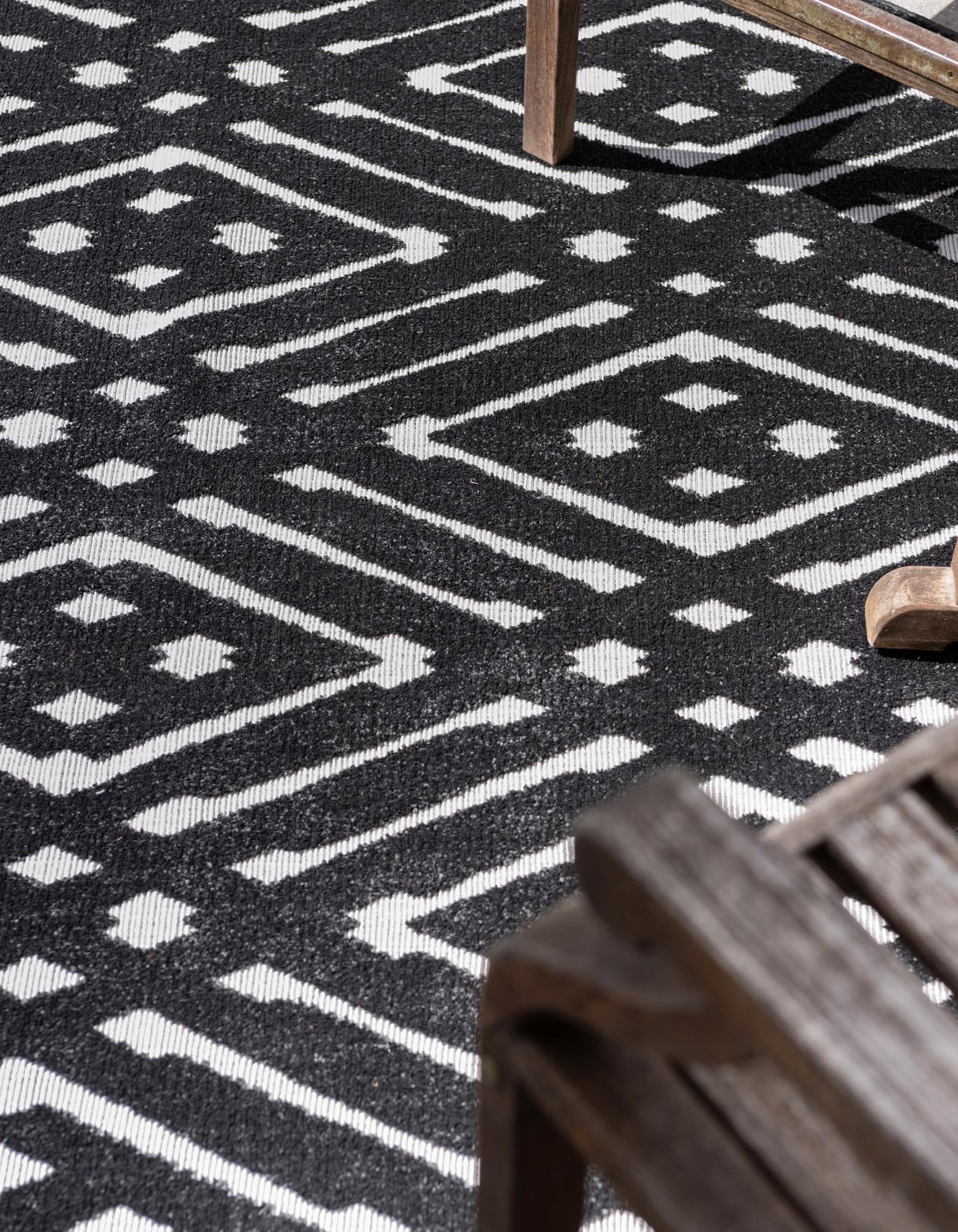 8' x 8' Easy-Clean Sabrina Soto Ella Indoor / Outdoor Round Rug