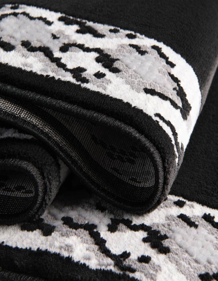 Detail image of 4' x 4' Vince Camuto Round Rug