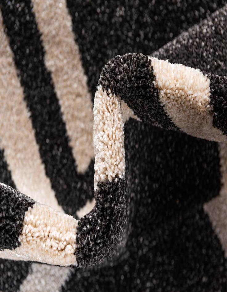 Detail image of 2' 7 x 10' Lattice Runner Rug