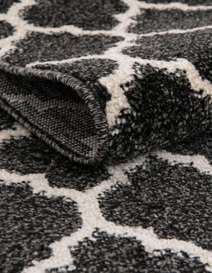 2' 7 x 8' Lattice Runner Rug