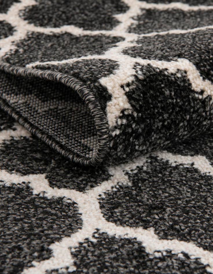 Detail image of 2' 7 x 8' Lattice Runner Rug