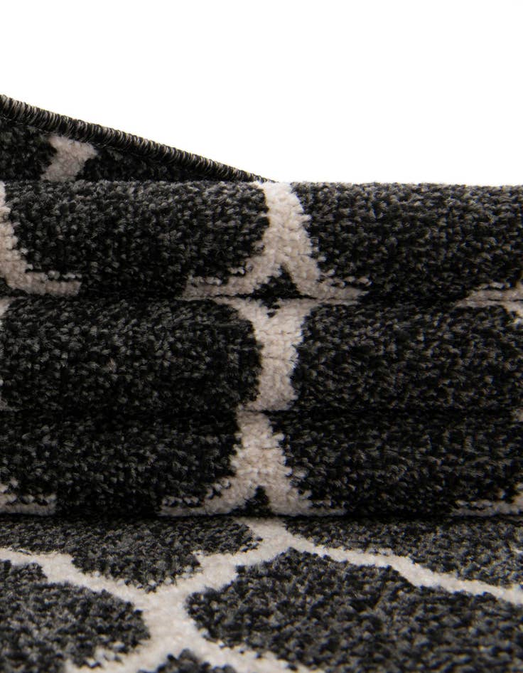 Detail image of 2' 7 x 8' Lattice Runner Rug