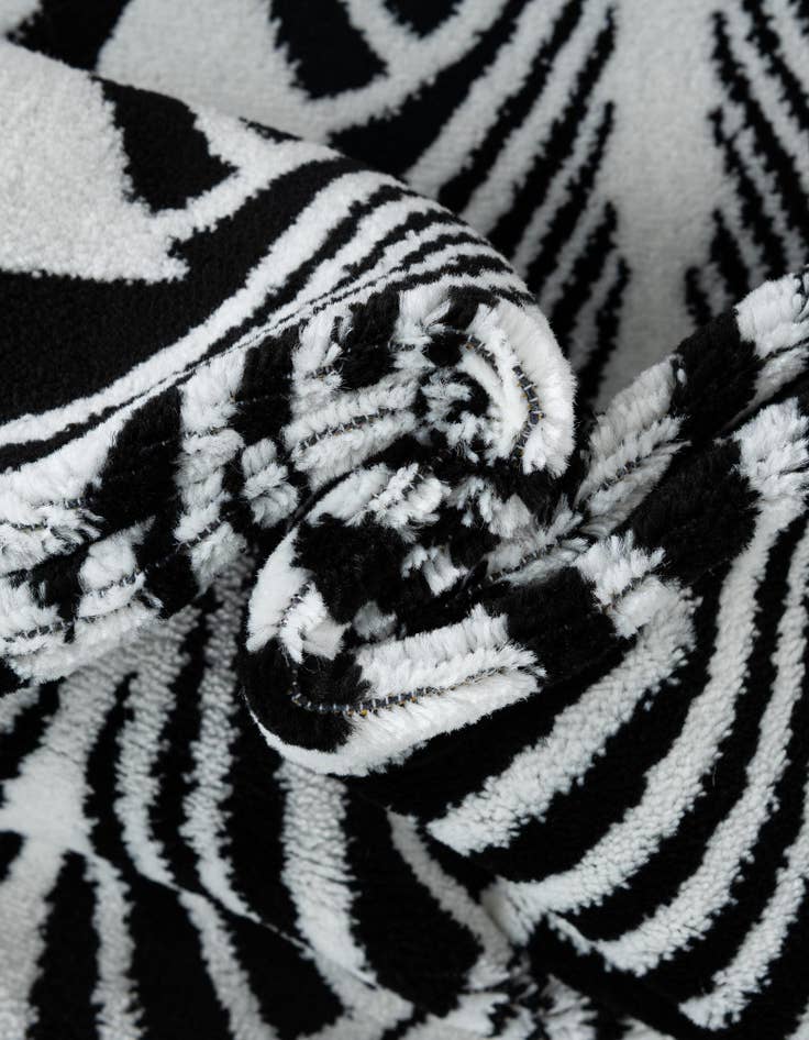 Detail image of 2' x 6' 7 Metropolis Runner Rug