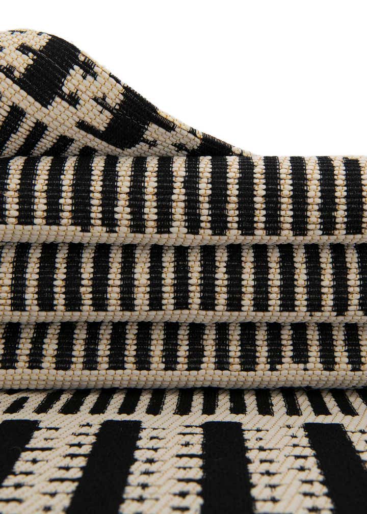 2' x 8' Easy-Clean Lattice Indoor / Outdoor Runner Rug