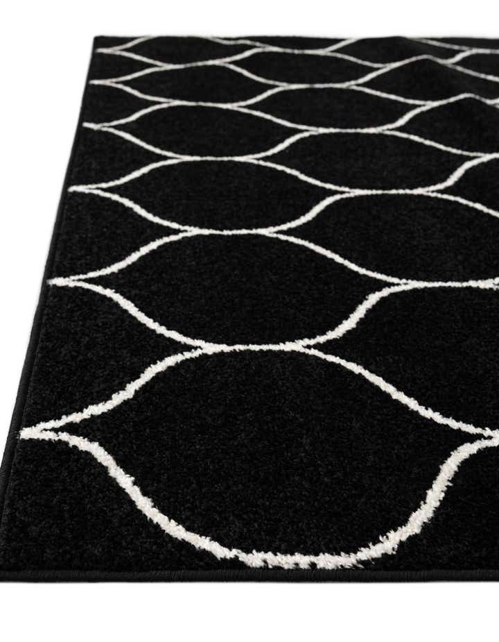 2' x 6' Trellis Frieze Runner Rug