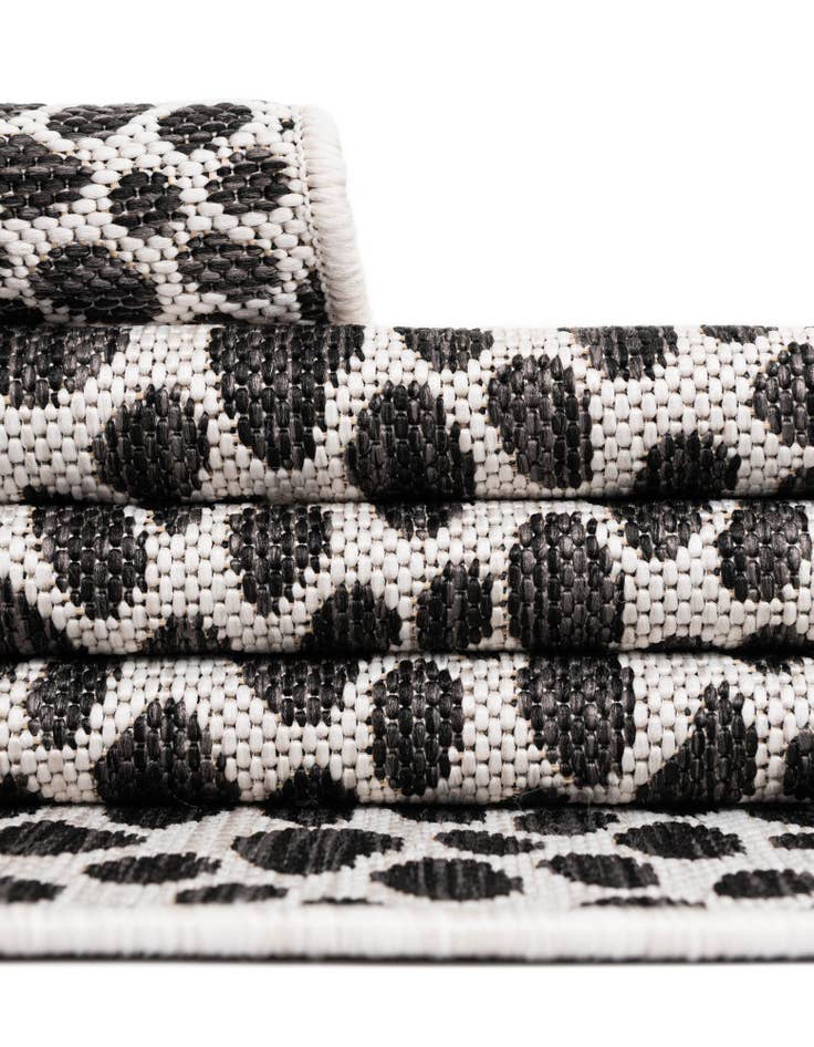 Detail image of 7' 10 x 7' 10 Easy-Clean Jill Zarin Cape Town Indoor / Outdoor Square Rug