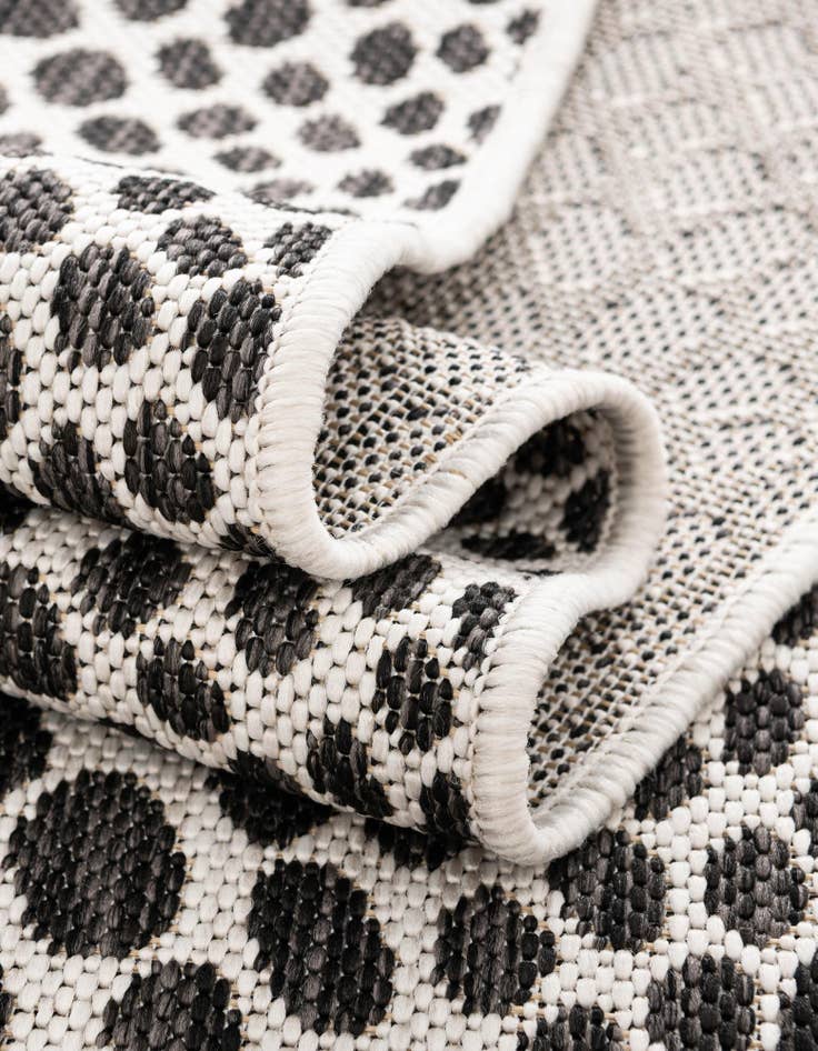 Detail image of 7' 10 x 7' 10 Easy-Clean Jill Zarin Cape Town Indoor / Outdoor Square Rug
