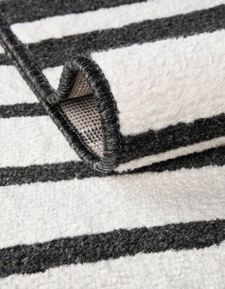Detail image of 7' 10 x 7' 10 Oslo Square Rug