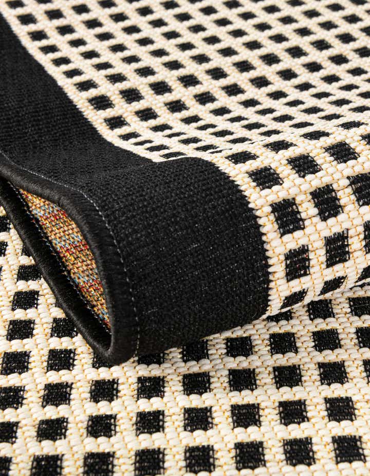 7' 10 x 7' 10 Easy-Clean Border Indoor / Outdoor Square Rug