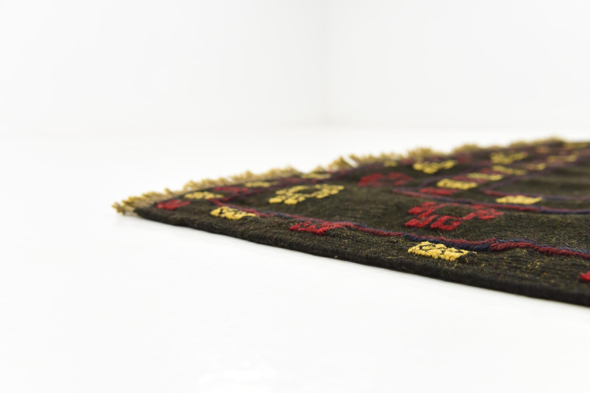 4' 3 x 4' 5 Hand Knotted Sumak Wool Square Rug