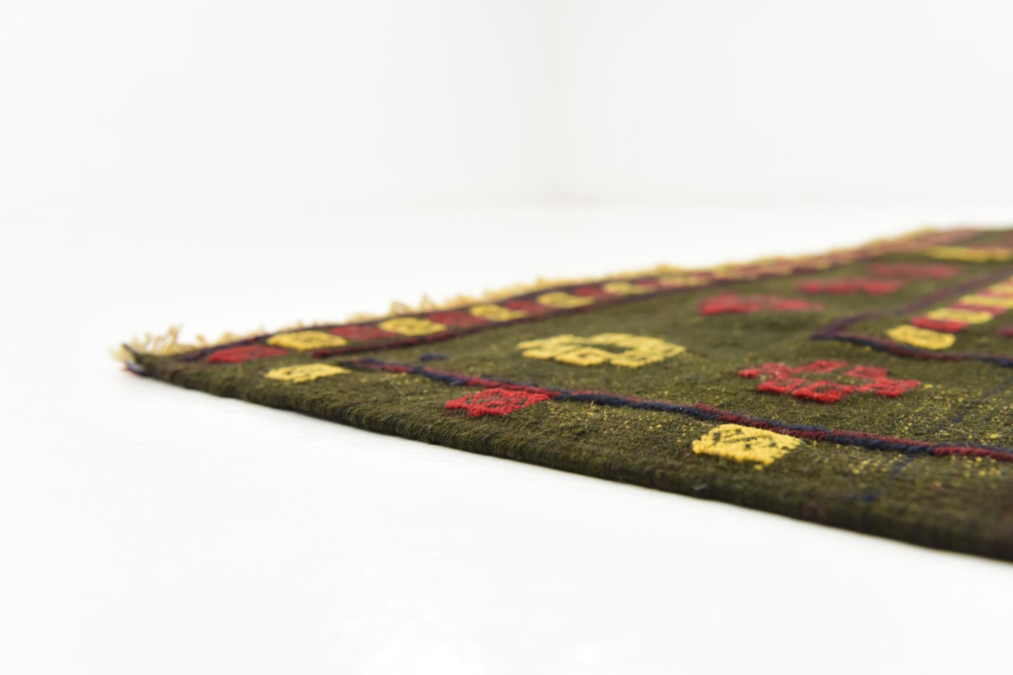 4' 4 x 4' 7 Hand Knotted Sumak Wool Square Rug