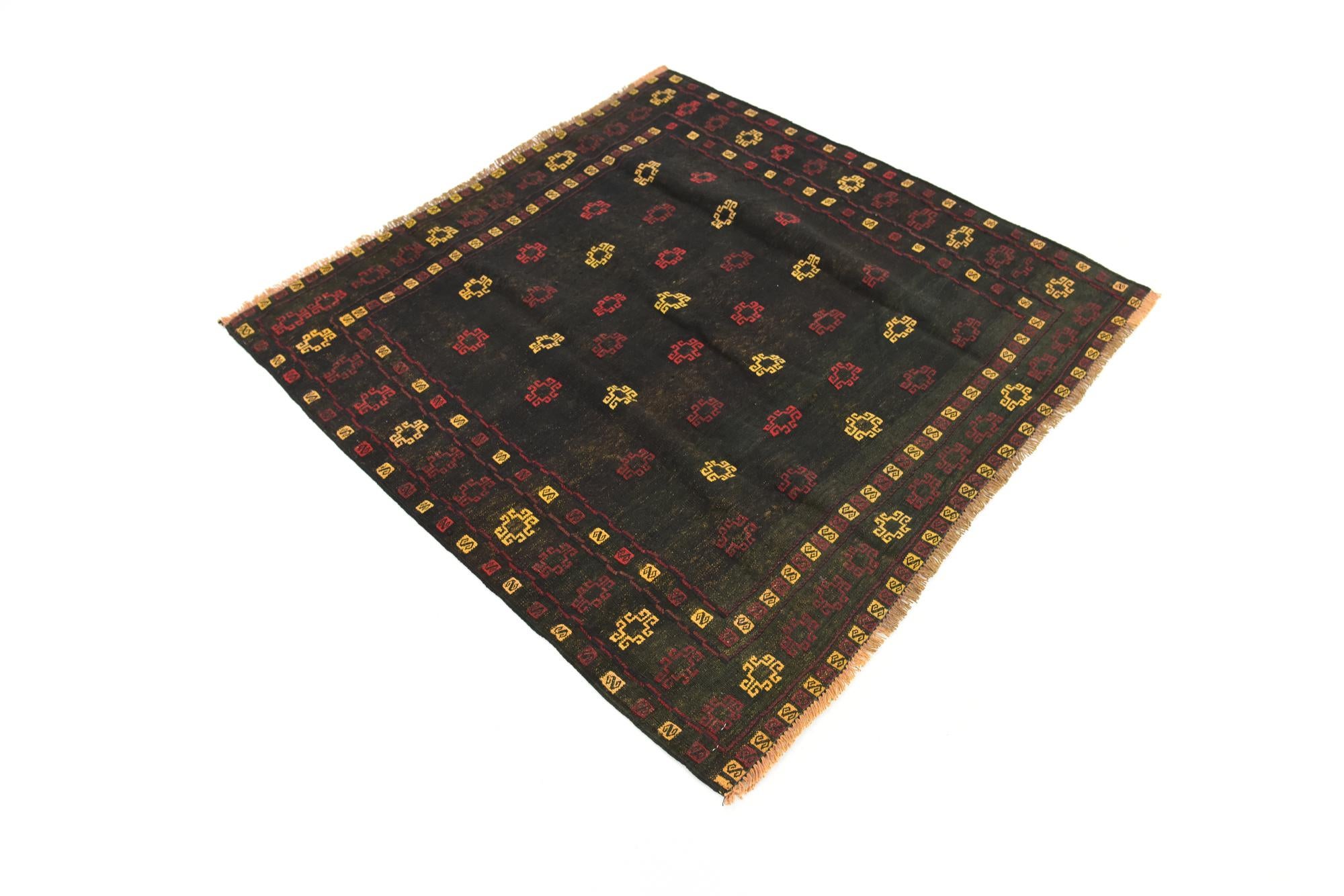 4' 3 x 4' 4 Hand Knotted Sumak Wool Square Rug