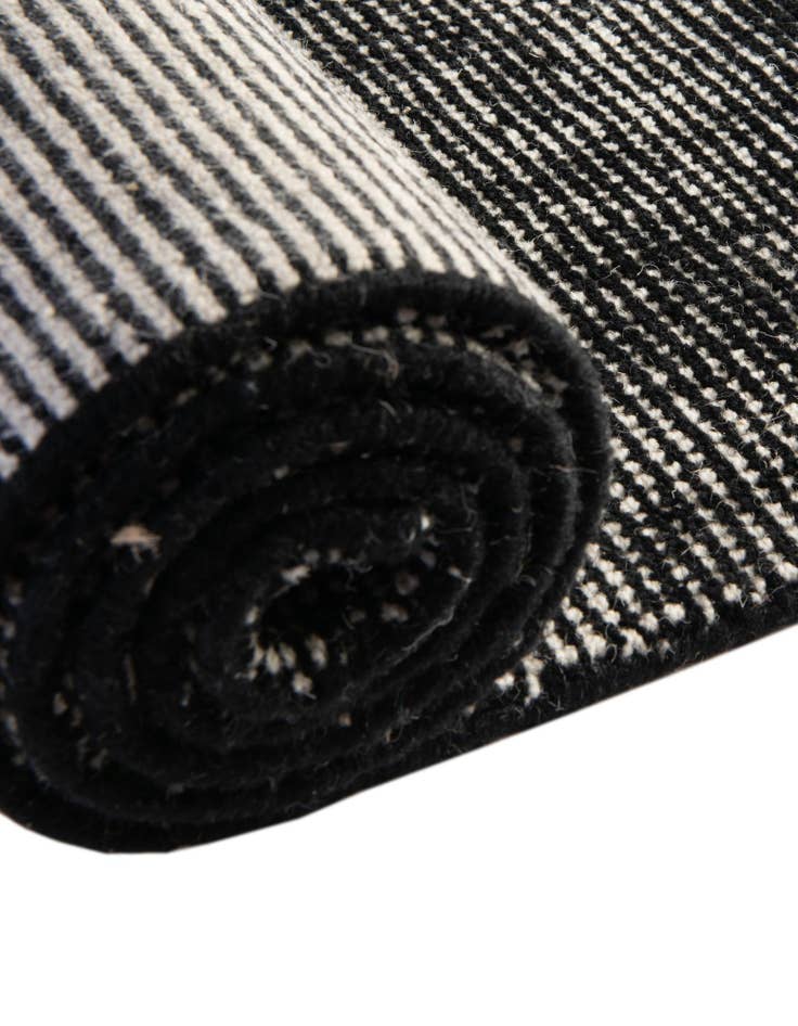 Detail image of 7' 10 x 7' 10 Hand Woven Jill Zarin English Manor Wool Round Rug