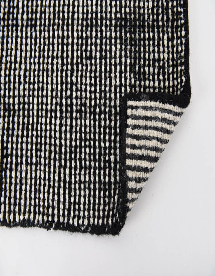 Detail image of 2' x 4'  Hand Woven Jill Zarin English Manor Wool Runner Rug