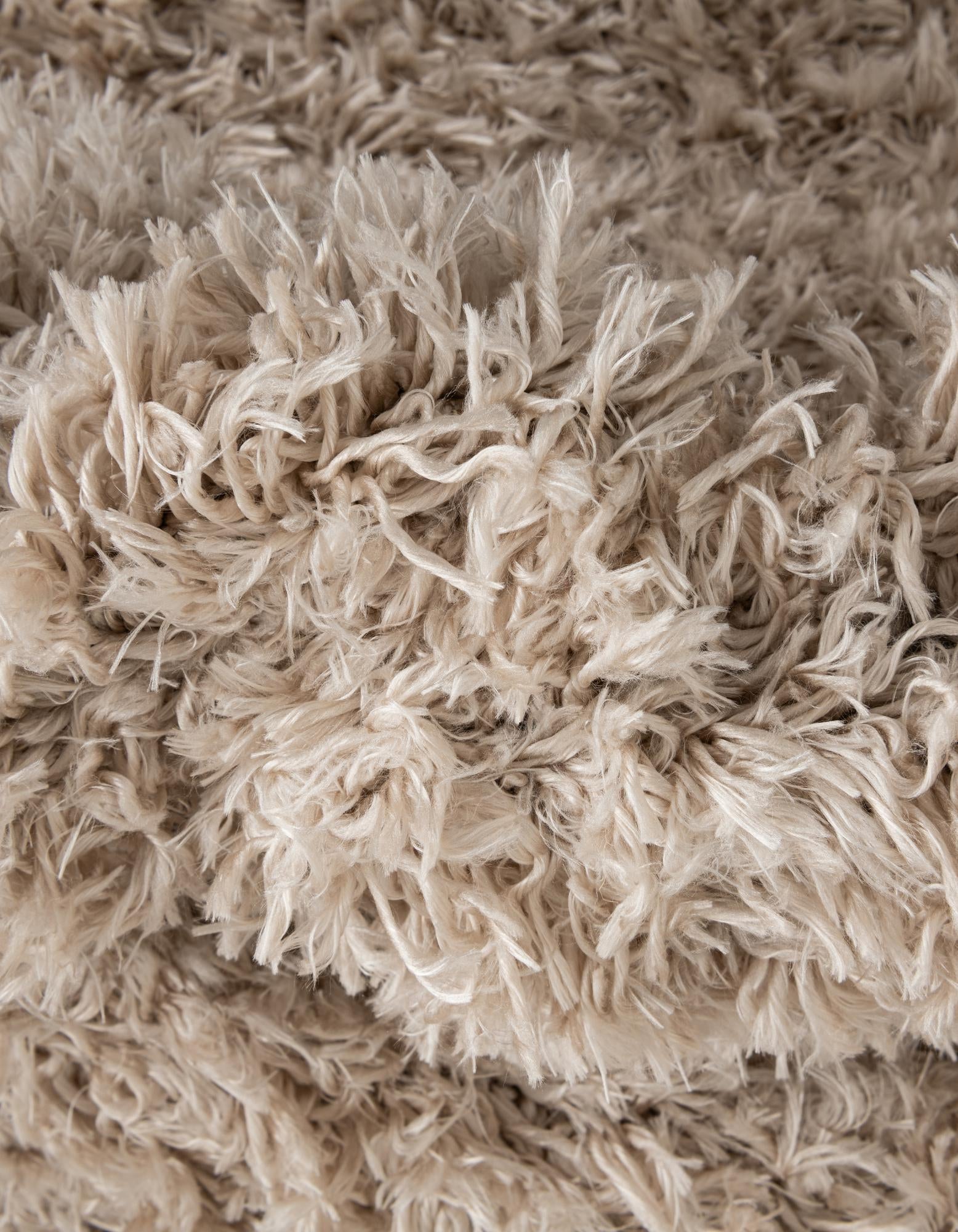 5' 3 x 8' Marilyn Monroe™ Shag Oval Rug