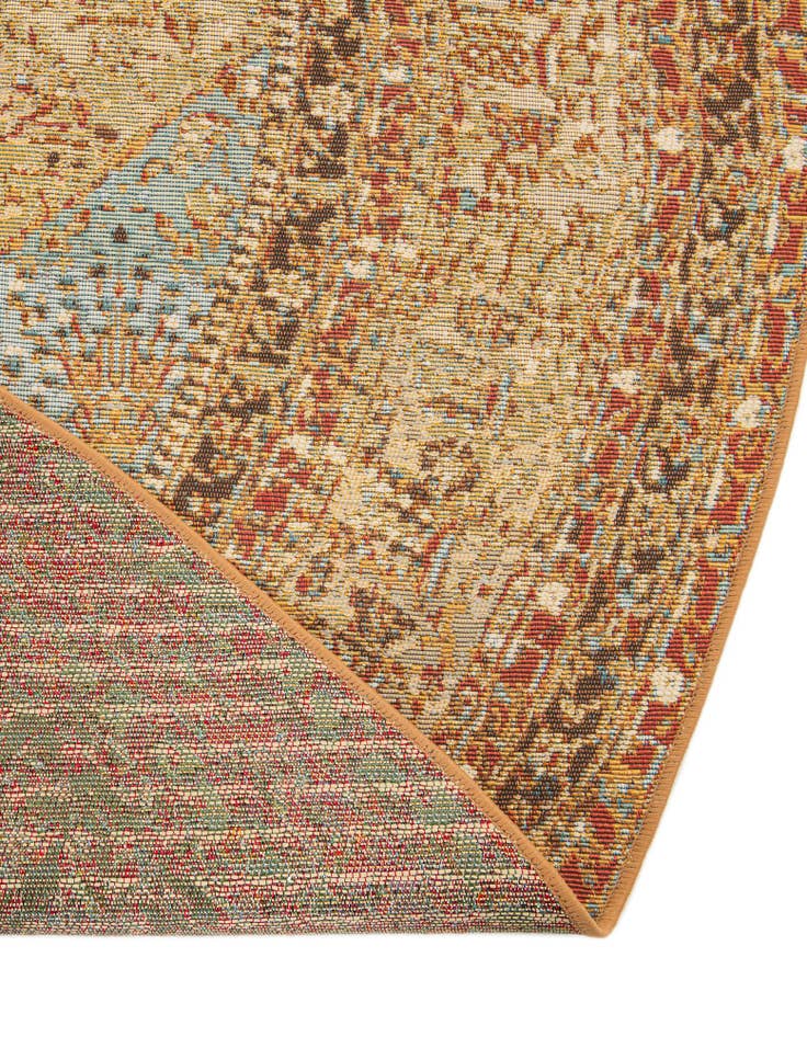 Detail image of 7' 10 x 7' 10 Easy-Clean Traditional Indoor / Outdoor Round Rug