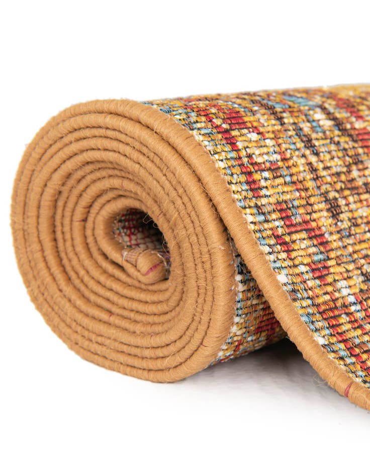 Detail image of 7' 10 x 7' 10  Washable Traditional Indoor / Outdoor Round Rug