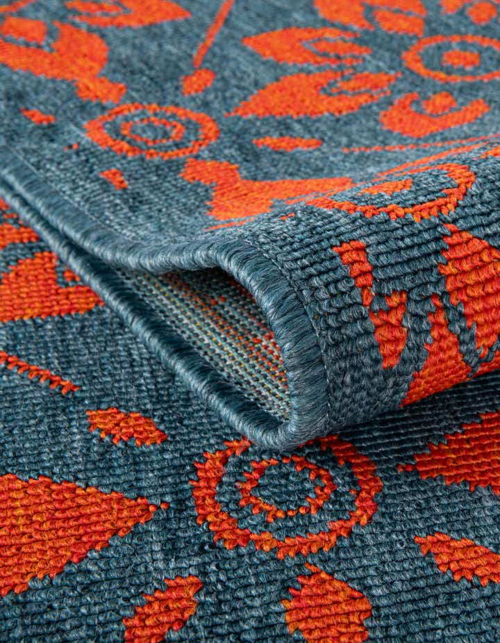 7' 10 x 7' 10 Easy-Clean Lattice Indoor / Outdoor Square Rug