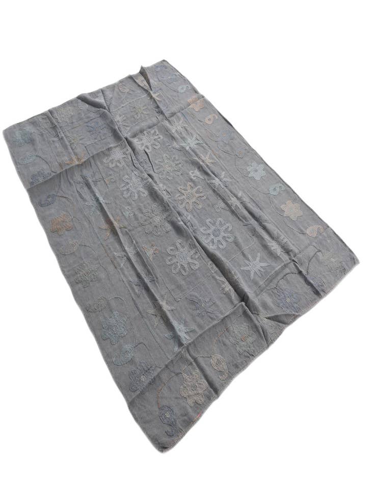 Detail image of 4' 10 x 6' 5  Hand Woven Kilim Suzani Wool Rug