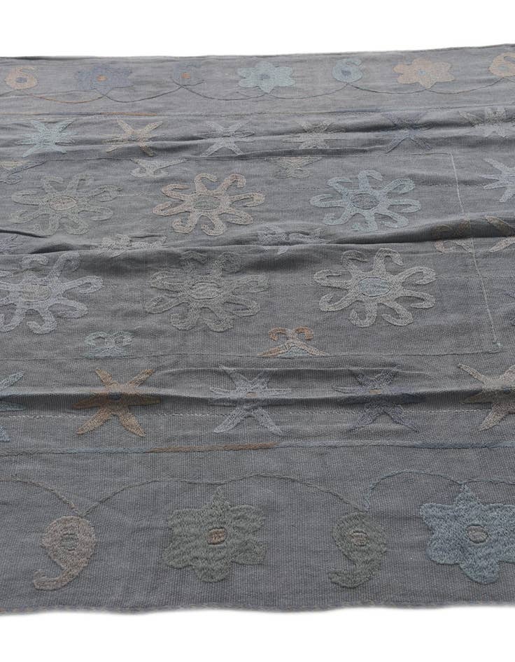 Detail image of 4' 10 x 6' 5  Hand Woven Kilim Suzani Wool Rug