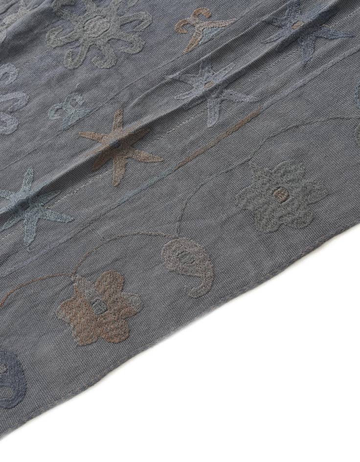 Detail image of 4' 10 x 6' 5  Hand Woven Kilim Suzani Wool Rug