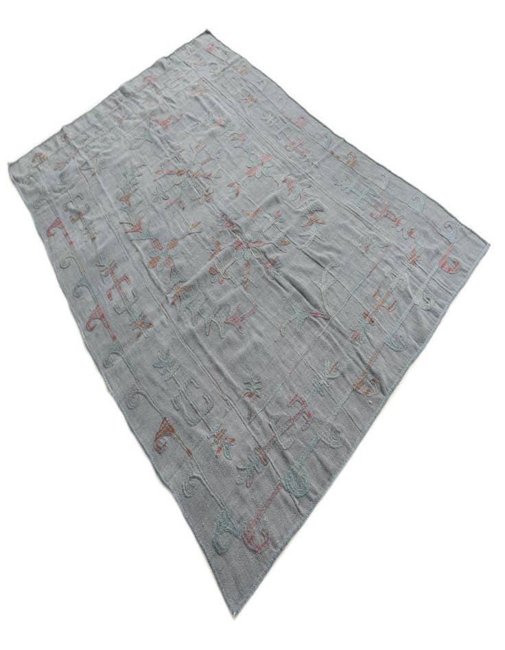 Detail image of 5' 5 x 8'  Hand Woven Kilim Suzani Wool Rug