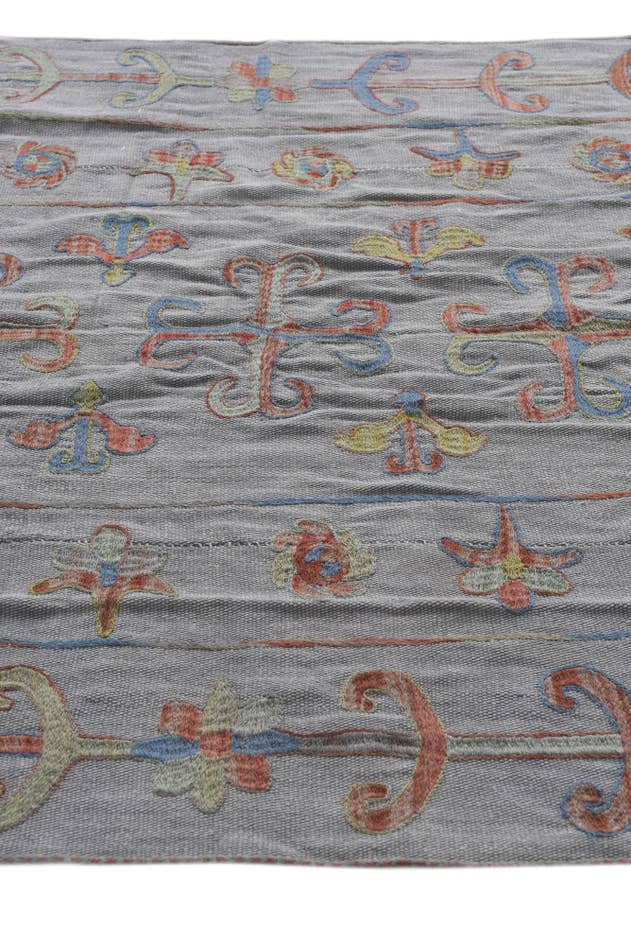 Detail image of 4' 9 x 6' 7 Hand Woven Kilim Suzani Wool Rug