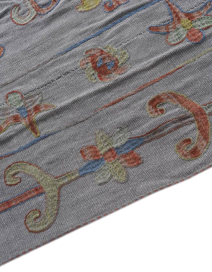 Detail image of 4' 9 x 6' 7 Hand Woven Kilim Suzani Wool Rug
