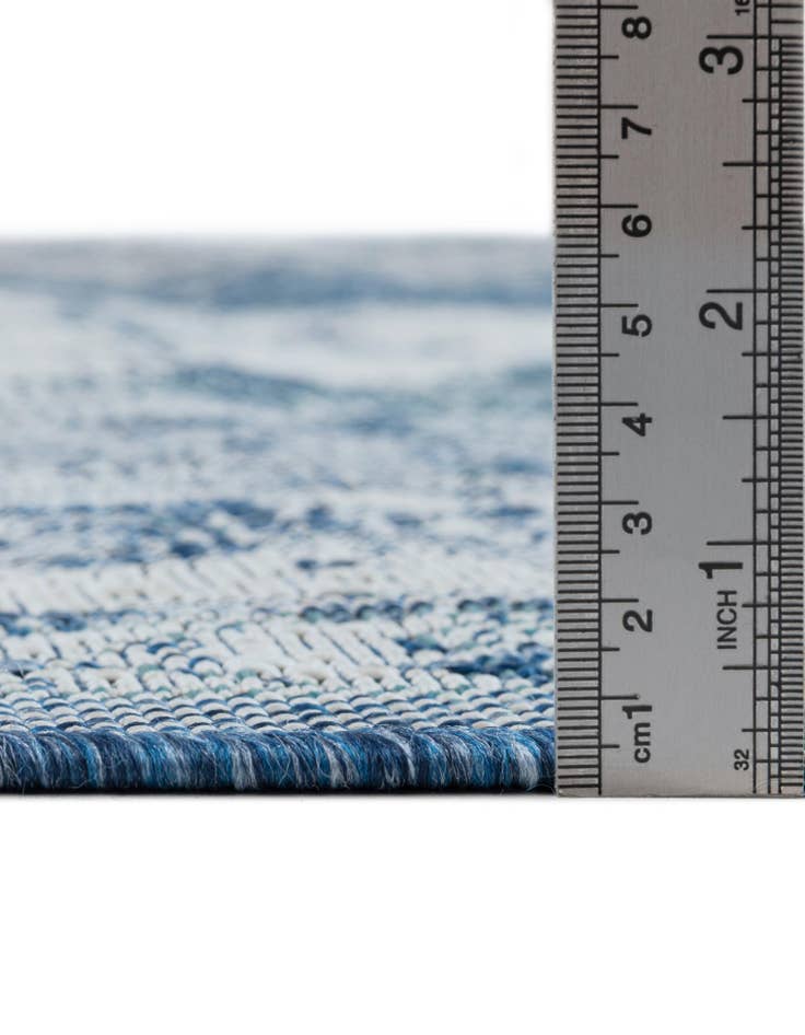 Detail image of 5' 3 x 5' 3  Washable Traditional Indoor / Outdoor Octagon Rug