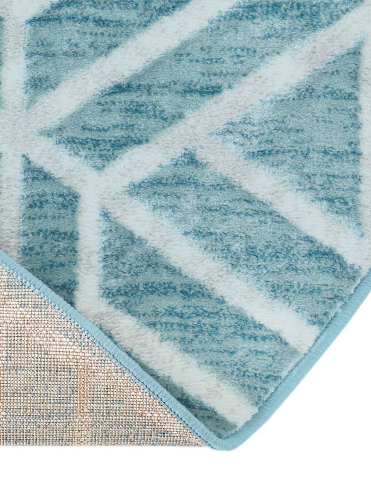 Detail image of 5' 3 x 8' Lattice Trellis Oval Rug