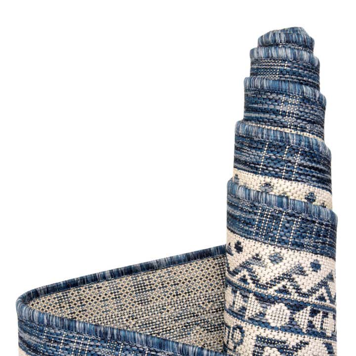 7' 10 x 10' Easy-Clean Aztec Indoor / Outdoor Oval Rug