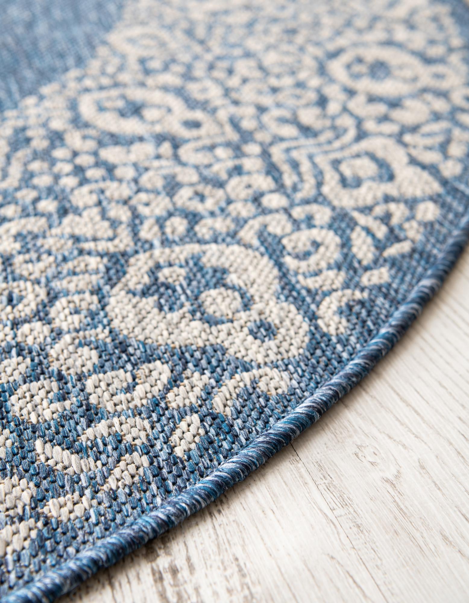 5' 3 x 8' Easy-Clean Border Indoor / Outdoor Oval Rug