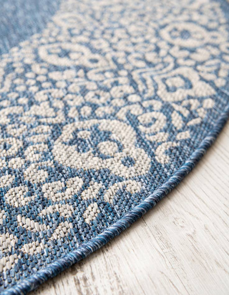Detail image of 5' 3 x 8' Easy-Clean Border Indoor / Outdoor Oval Rug