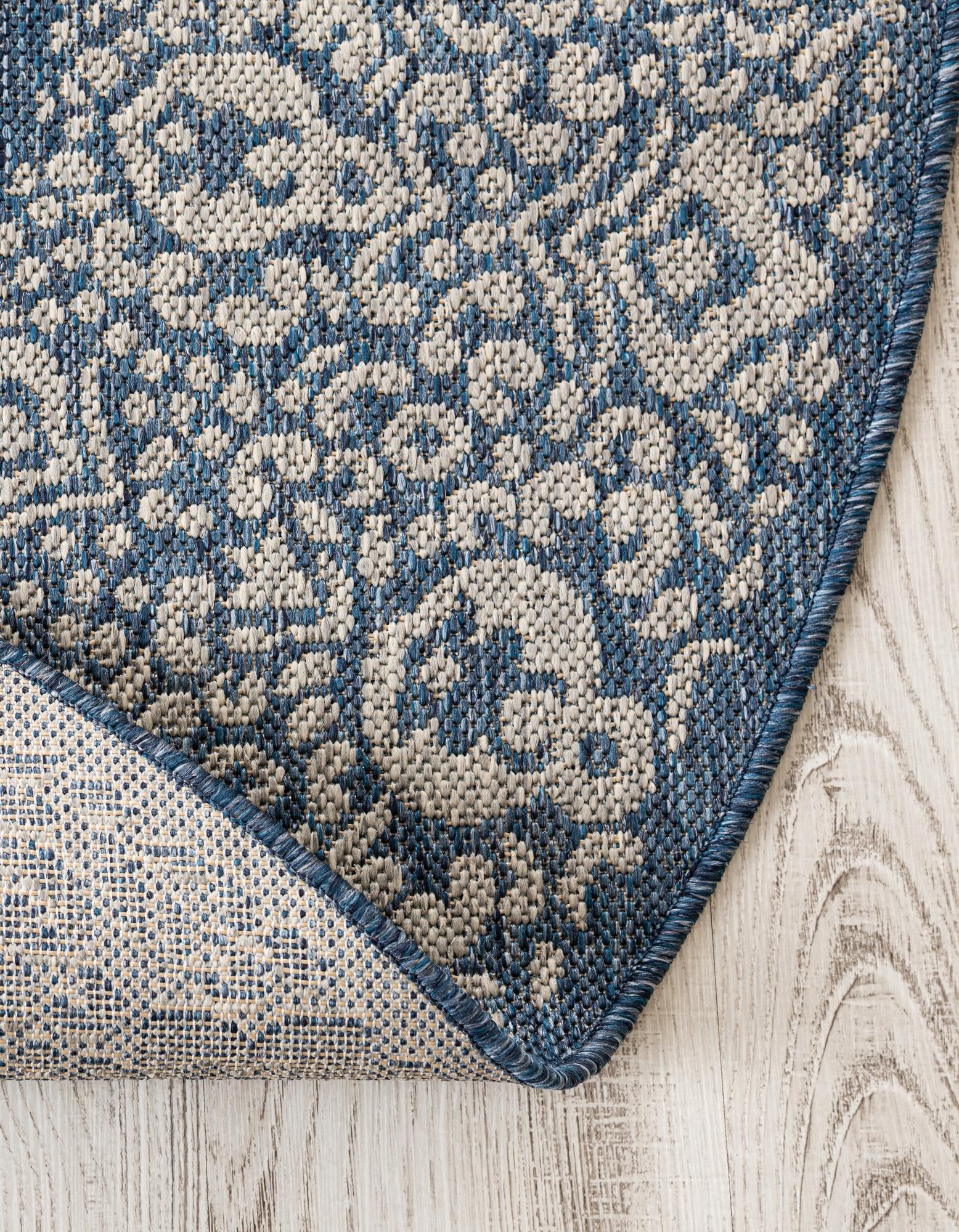 5' 3 x 8' Easy-Clean Border Indoor / Outdoor Oval Rug