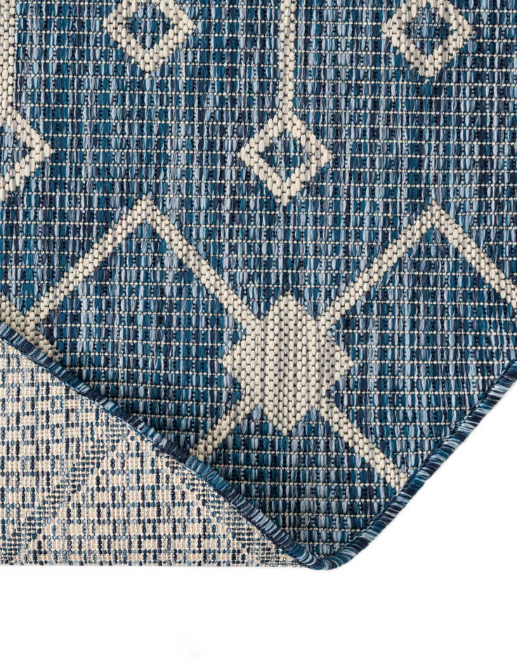 Detail image of 4' x 6' Washable Lattice Indoor / Outdoor Oval Rug