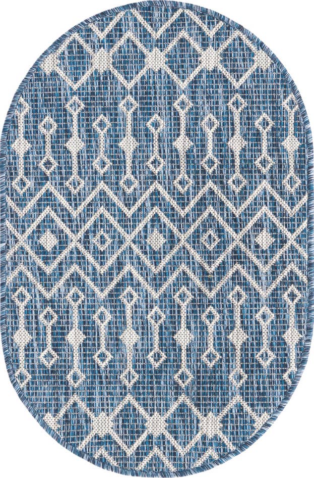 Detail image of 2' x 3' Easy-Clean Lattice Indoor / Outdoor Oval Rug