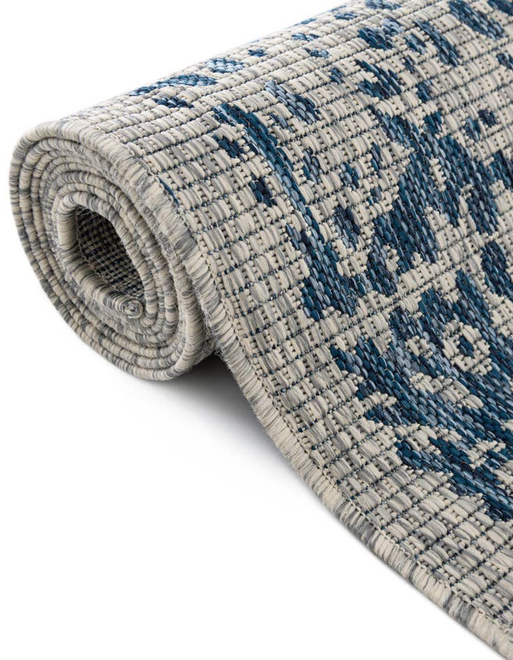 Detail image of 7' 10 x 10'  Washable Traditional Indoor / Outdoor Oval Rug