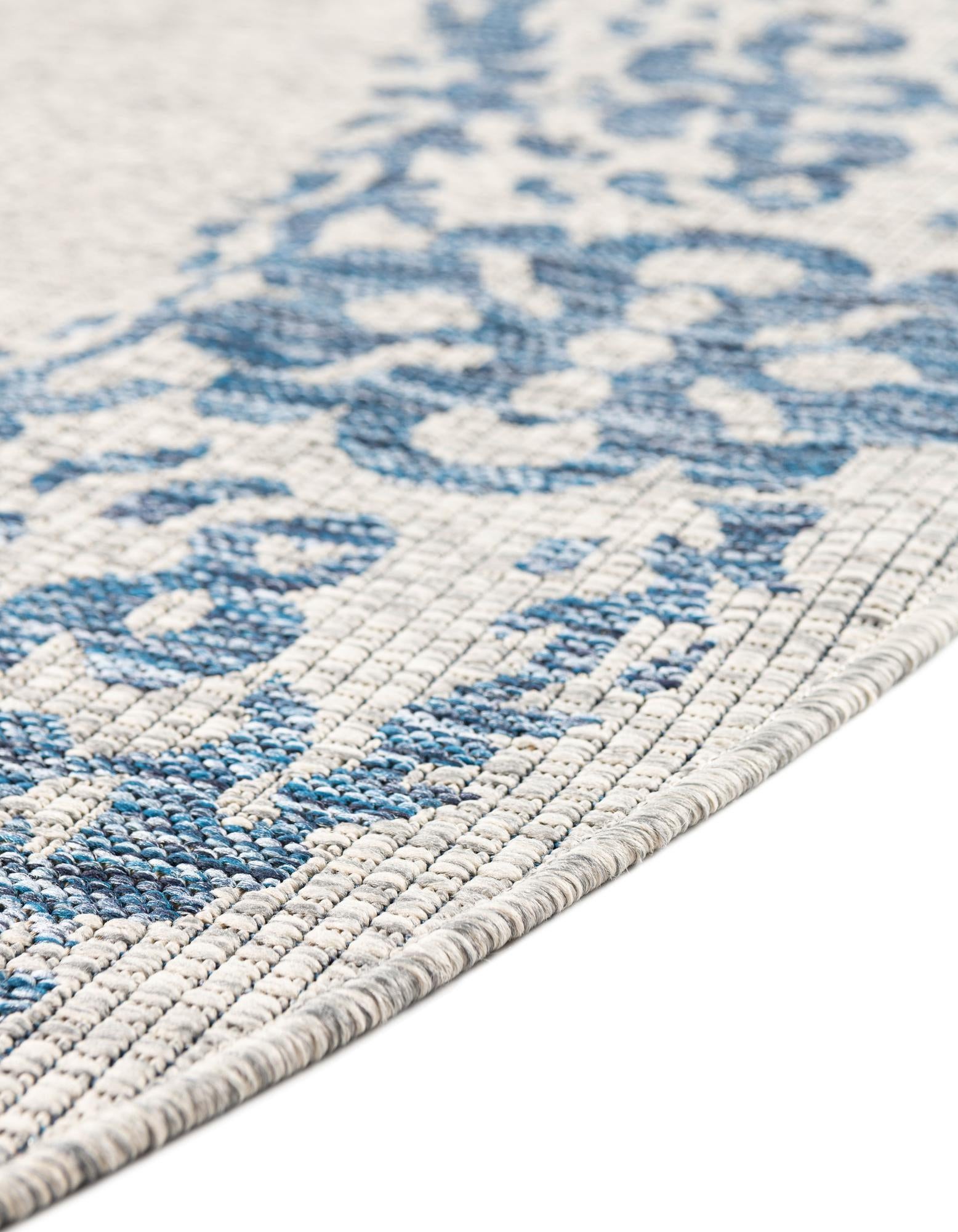 5' 3 x 8' Easy-Clean Traditional Indoor / Outdoor Oval Rug