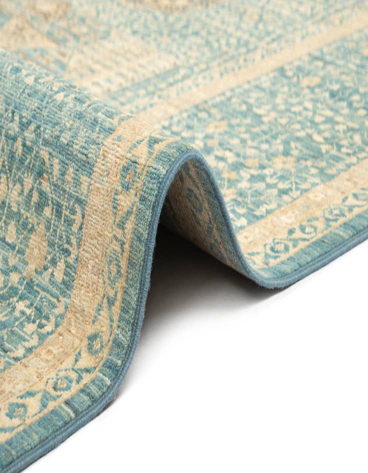 Detail image of 8' 2 x 10' 2 Amina Rug