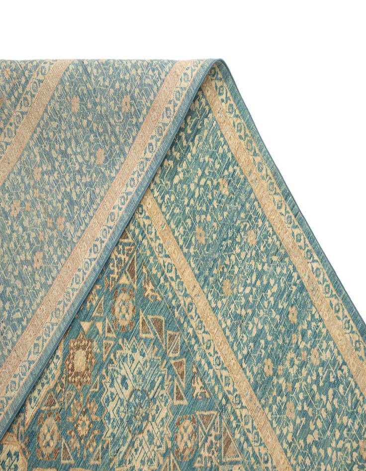 Detail image of 8' 2 x 10' 2 Amina Rug