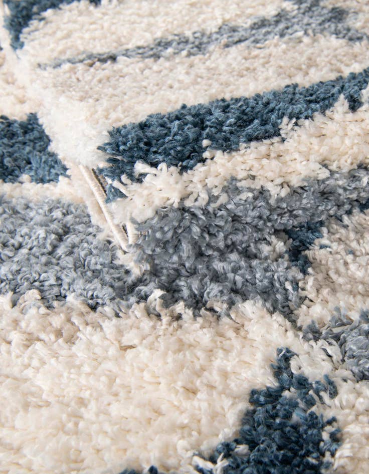 Detail image of 2' 2 x 3' Athena Shag Rug