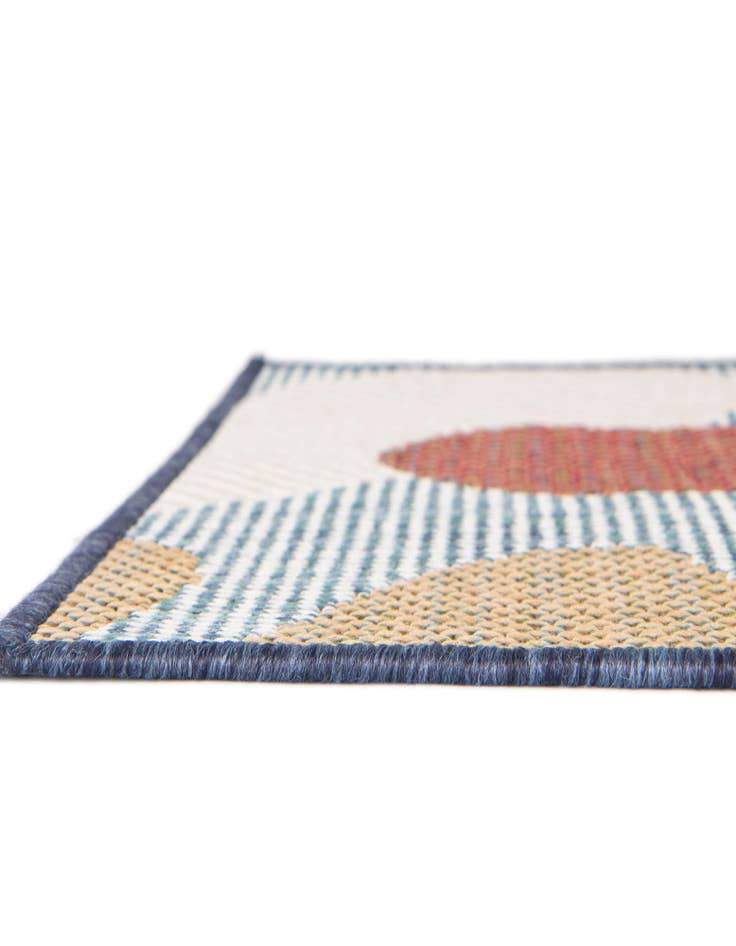 Detail image of 4' 1 x 6' 1 Easy-Clean Baja Indoor / Outdoor Rug