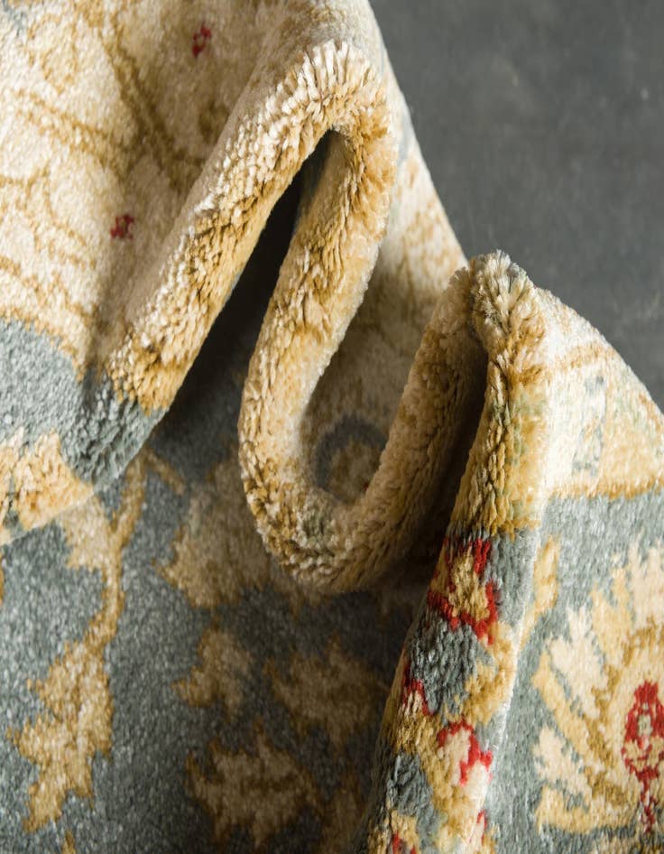 Detail image of 7' x 10' Chelsea Rug