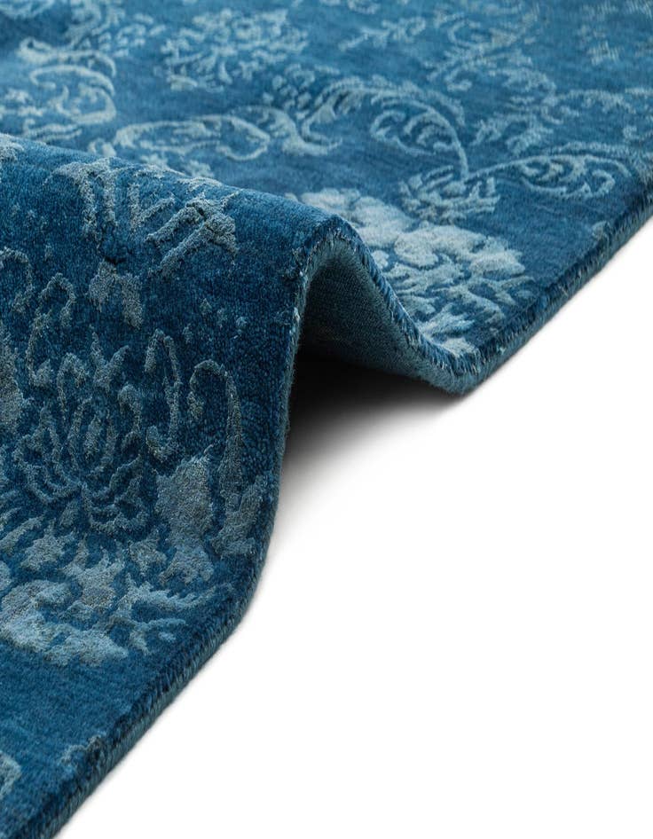 Detail image of 4' 11 x 6' 6 Damask with Silk Rug