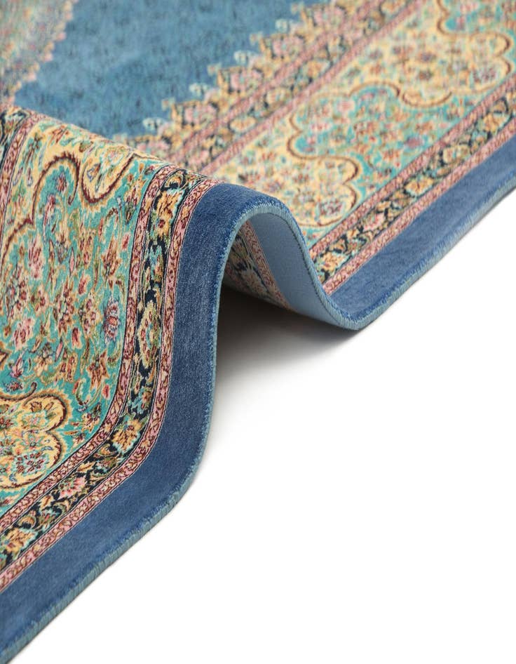 Detail image of 4' 9 x 7' 5 Ghom Design Rug